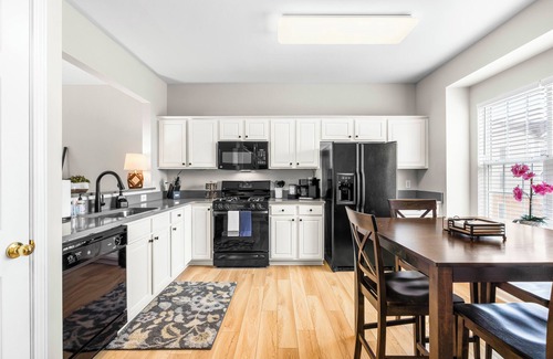 Long Lake Casa | Ideal Short or Mid-Term 3B/2B Rental Townhome in N. Raleigh–Near RTP/Cary/Durham