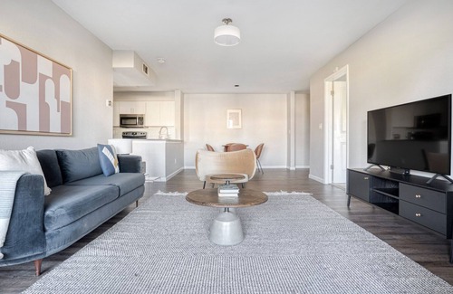 Sunnyvale Apartamento | Ideal Sunnyvale 2BR w/ A/C, Parking & Pool, walk to Apple, by Blueground