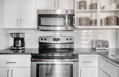 Sunnyvale Apartamento | Ideal Sunnyvale 2BR w/ A/C, Parking & Pool, walk to Apple, by Blueground