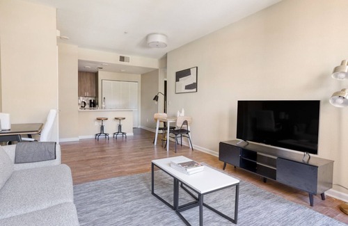 Contra Costa Centre Apartamento | Ideal Walnut Creek 1BR w/ BBQ, Gym & W/D, steps to BART, by Blueground