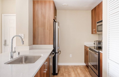 Contra Costa Centre Apartamento | Ideal Walnut Creek 1BR w/ BBQ, Gym & W/D, steps to BART, by Blueground