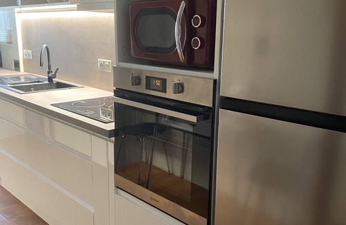Centro de Roses Apartamento | Ideally located 3-bedroom apartment with air conditioning and parking.
