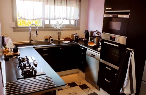 Saint-Priest Apartamento | Ideally located 70m2 T3 apartment with private balcony and secure parking