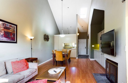 San Carlos Apartamento | Ideally located Apt in Downtown San Carlos