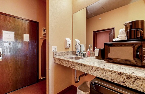Wisconsin Dells Condominio | Ideally located condo with scenic balcony, on-site golf, W/D, & central AC