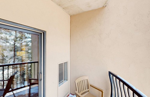 Wisconsin Dells Condominio | Ideally located condo with scenic balcony, on-site golf, W/D, & central AC