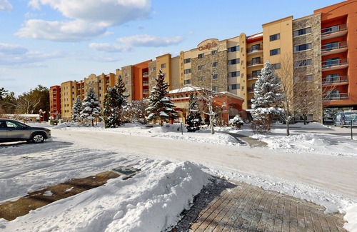 Wisconsin Dells Condominio | Ideally located condo with scenic balcony, on-site golf, W/D, & central AC
