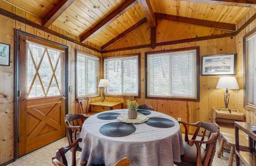 Fawnskin Casa | Idle Ours Cabin ~ Rustic and Cozy Cabin with Fireplace & Private BBQ - Walk to Big Bear Lake