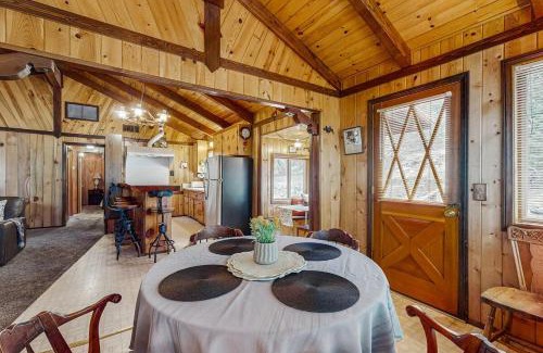 Fawnskin Casa | Idle Ours Cabin ~ Rustic and Cozy Cabin with Fireplace & Private BBQ - Walk to Big Bear Lake