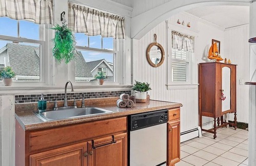 Onset Casa | Idlehurst Getaway: 7-BR, 2-min from Onset Beach w/ Wifi, AC units - sleeps 14!