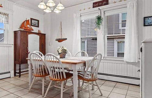 Onset Casa | Idlehurst Getaway: 7-BR, 2-min from Onset Beach w/ Wifi, AC units - sleeps 14!