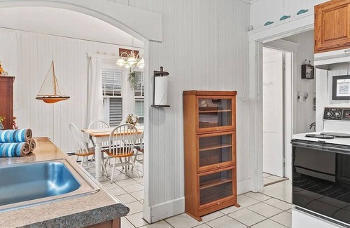 Onset Casa | Idlehurst Getaway: 7-BR, 2-min from Onset Beach w/ Wifi, AC units - sleeps 14!