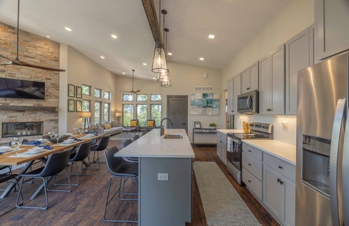 Innsbrook Cabina | Idlewood Treehouse by Innsbrook Vacations!