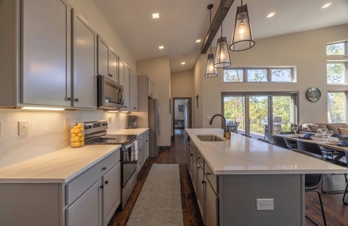 Innsbrook Cabina | Idlewood Treehouse by Innsbrook Vacations!