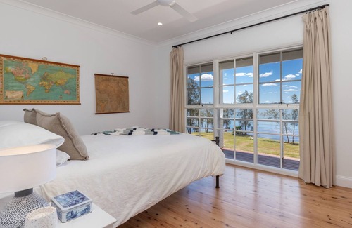 Coomba Bay Casa | Idyll Lakehouse -A peaceful, picturesque and ideal place with expansive, private water frontage