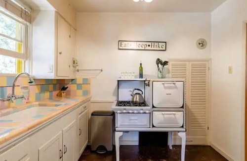 Idyllwild Cabina | IdyllAway Vintage Cabin - Kid Friendly Sledding Cul-de-Sac!
