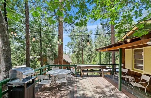 Idyllwild Cabina | IdyllAway Vintage Cabin - Kid Friendly Sledding Cul-de-Sac!