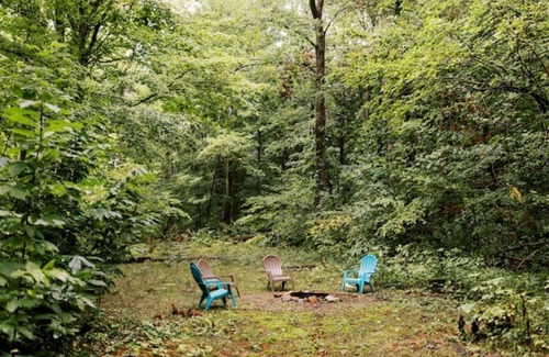 Stevensville Cabina | Idyllic A-Frame in Michigan's Harbor Wine Country- Pet friendly!
