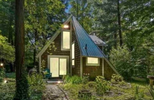 Stevensville Cabina | Idyllic A-Frame in Michigan's Harbor Wine Country- Pet friendly!