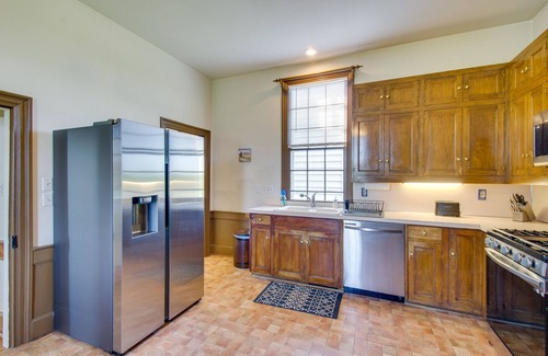 Appomattox Casa | Idyllic Appomattox Home w/ Porch & Rocking Chairs!