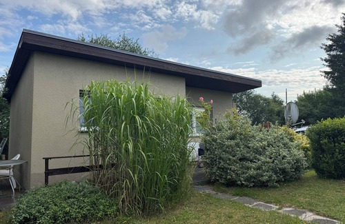 Stuthof Casa | Idyllic bungalow surrounded by greenery, perfect for relaxing.