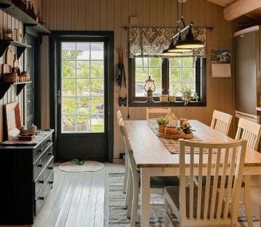 Holtalen Casa | Idyllic Cabin By The Water In Hessdalen