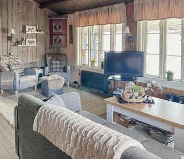 Holtalen Casa | Idyllic Cabin By The Water In Hessdalen