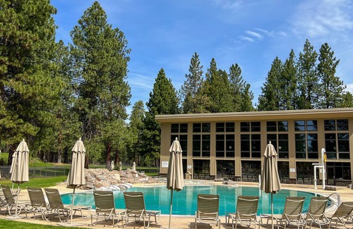 Black Butte Ranch Casa | Idyllic Central Oregon condo with pools, athletic courts, wood fireplace, & AC