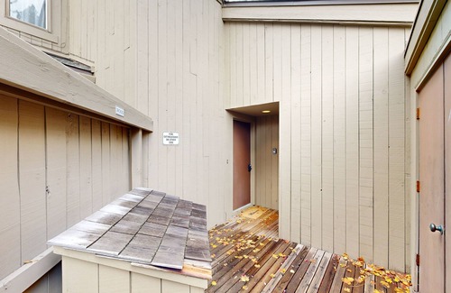 Black Butte Ranch Casa | Idyllic Central Oregon condo with pools, athletic courts, wood fireplace, & AC