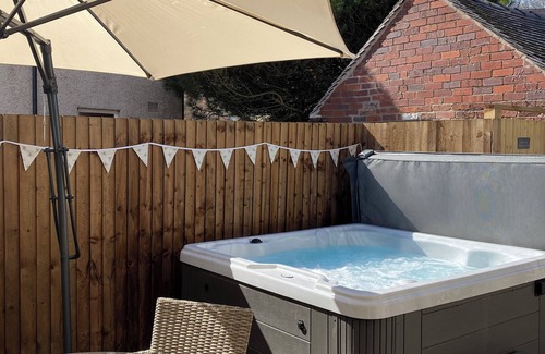 Carsington Casa | Idyllic cottage with private hot tub in picturesque village in the Peak District