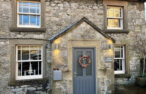 Carsington Casa | Idyllic cottage with private hot tub in picturesque village in the Peak District