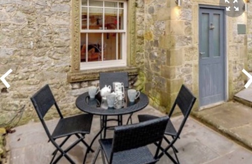 Carsington Casa | Idyllic cottage with private hot tub in picturesque village in the Peak District