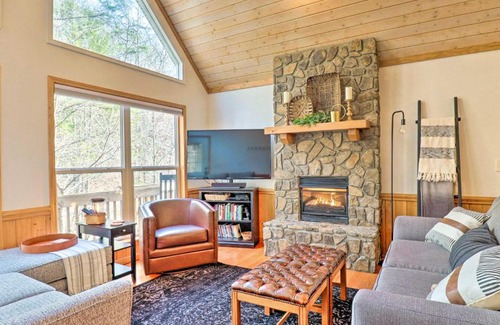 Bryson City Casa | Idyllic Creekside Bryson City Gem with Fire Pit!