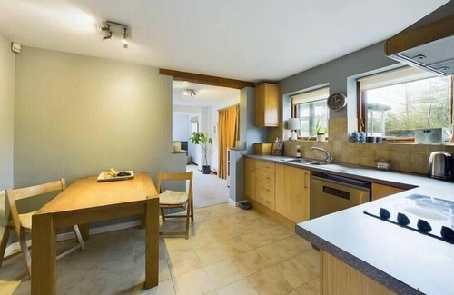 Westcott Casa | Idyllic Devon Haven: 3BR Bungalow by Moors/Beaches