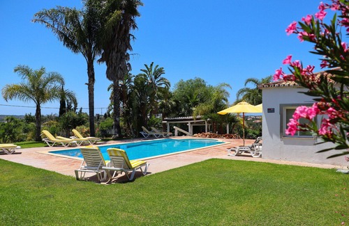 Sao Clemente Cabaña | Idyllic Farm House with huge Garden for 14PAX