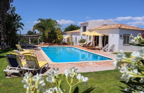 Sao Clemente Cabaña | Idyllic Farm House with huge Garden for 14PAX