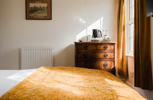 Axford Apartamento | Idyllic Foodie Retreat above The Silks Pub!