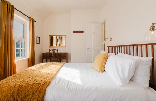 Axford Apartamento | Idyllic Foodie Retreat above The Silks Pub!
