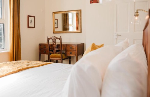 Axford Apartamento | Idyllic Foodie Retreat above The Silks Pub!