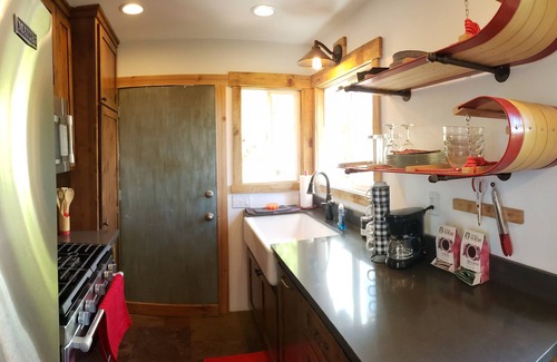 Arrowhead Villas Cabina | Idyllic Forest Lake Cabin Hideaway : Unwind Amidst Nature's Treetop Splendor