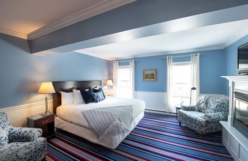 Kennebunkport Hotel | Idyllic Hilltop Retreat in Historic Hotel | Room w/ Fireplace & Free Breakfast