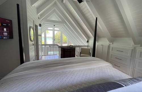 Seneca Cabina | Idyllic lakefront cabin with dock on Lake Keowee - 20 minutes from Clemson!