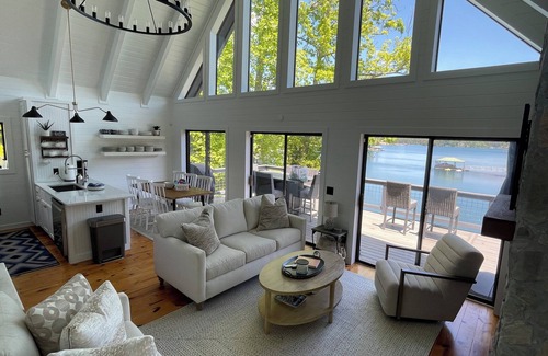 Seneca Cabina | Idyllic lakefront cabin with dock on Lake Keowee - 20 minutes from Clemson!