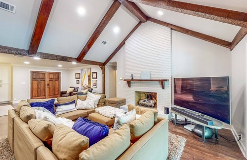 Columbus Casa | Idyllic Lakefront Home - Sprawling Deck & Dock