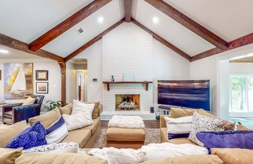 Columbus Casa | Idyllic Lakefront Home - Sprawling Deck & Dock