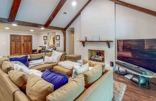 Columbus Casa | Idyllic Lakefront Home - Sprawling Deck & Dock