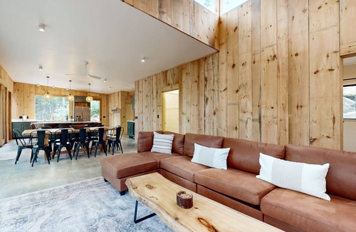 Hope Casa | Idyllic lakeside house with outdoor sauna, patio and firepit