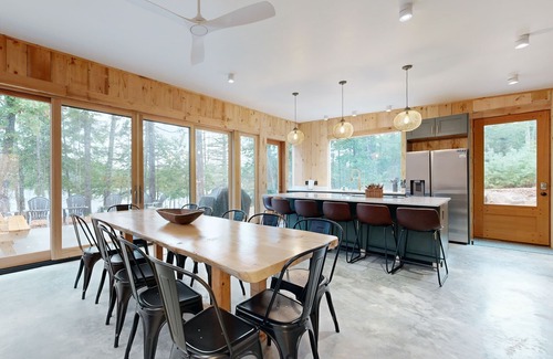 Hope Casa | Idyllic lakeside house with outdoor sauna, patio and firepit