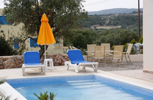 Kalithies Villa | Ubicación idílica: villa independiente con piscina privada y vistas impresionantes.