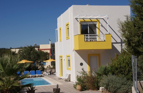 Kalithies Villa | Ubicación idílica: villa independiente con piscina privada y vistas impresionantes.